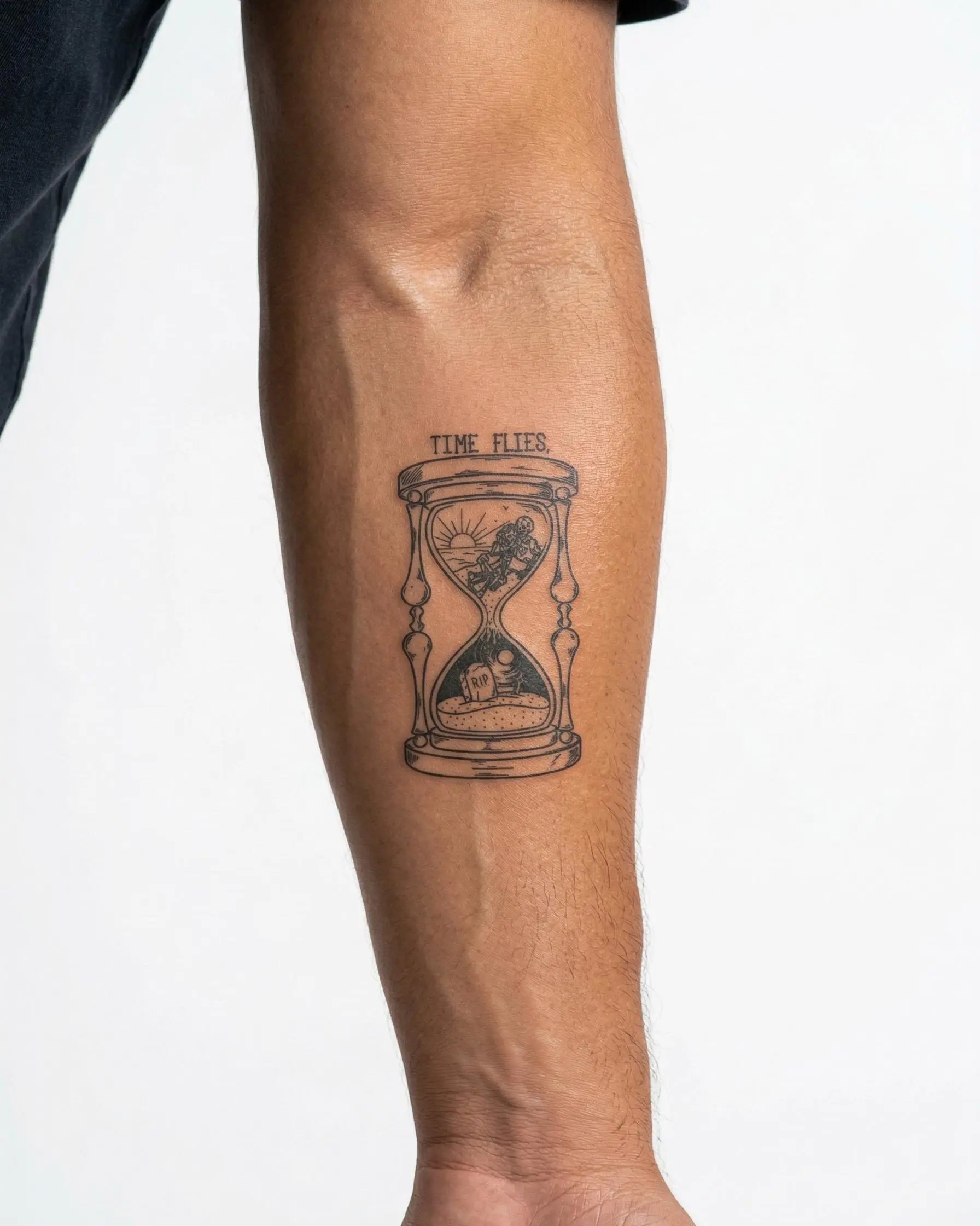 INKON Reloj de Arena El Tiempo Vuela tatuaje semi-permanente aplicado en un hombre – diseño de 3 x 4 in (6x11cm), apariencia de tinta realista, dura 10 días