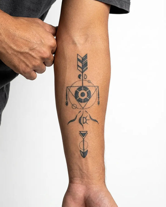 INKON Flecha Geométrica tatuaje semi-permanente aplicado en un hombre – diseño de 4 x 7 in (10x17cm), apariencia de tinta realista, dura 10 días
