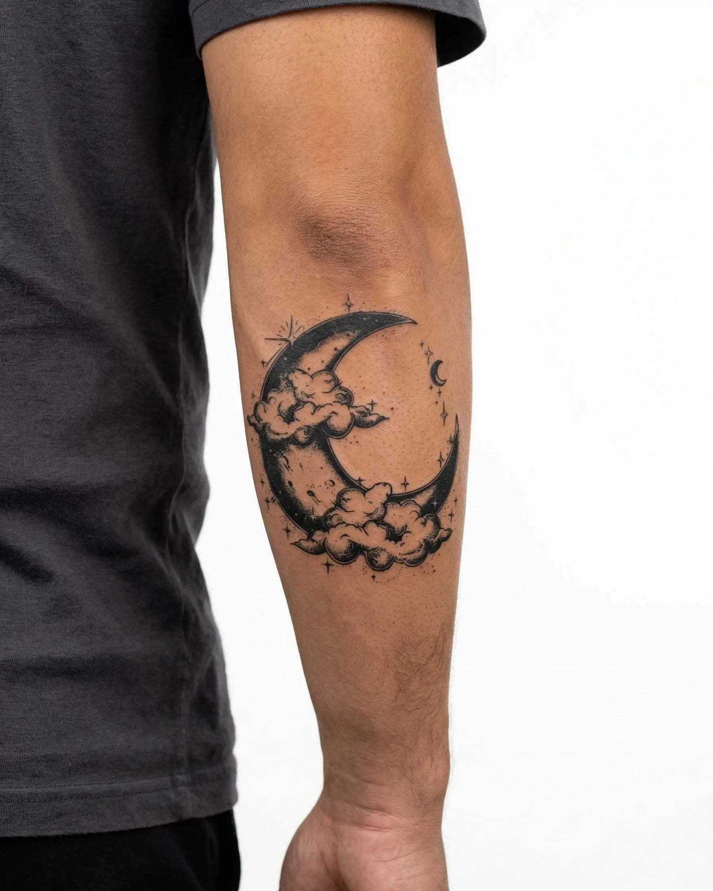 INKON Luna Creciente y Nubes tatuaje semi-permanente aplicado en un hombre – diseño de 4 x 4 in (9x9cm), apariencia de tinta realista, dura 10 días