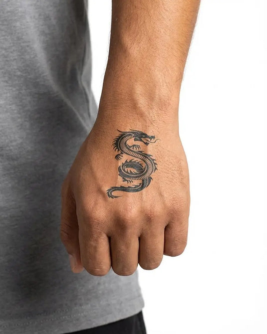 INKON Dragón Serpiente tatuaje semi-permanente aplicado en un hombre – diseño de 2 x 2 in (5x5cm), apariencia de tinta realista, dura 10 días