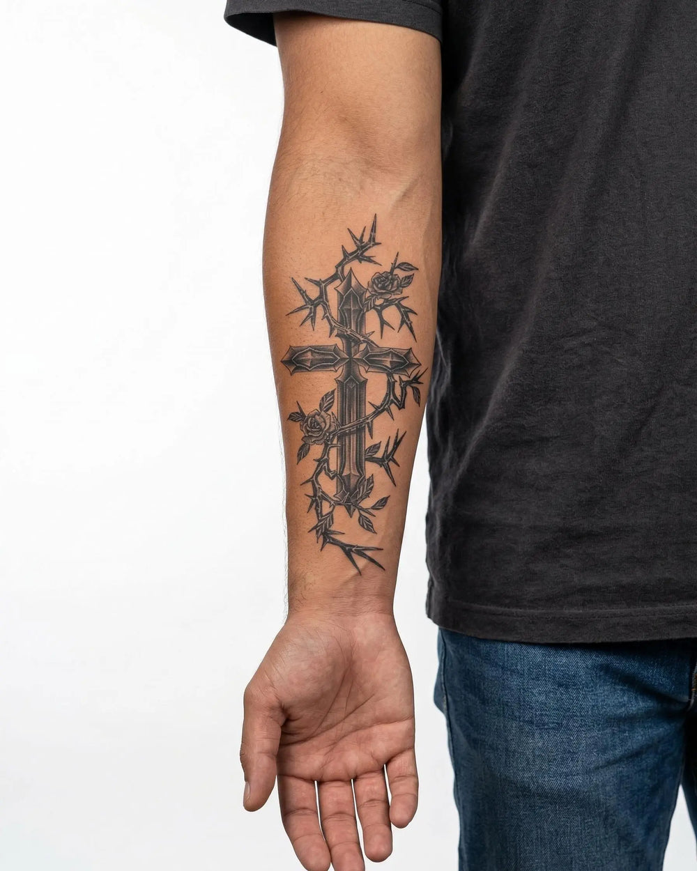 INKON Cruz con Rosas y Espinas tatuaje semi-permanente aplicado en un hombre – diseño de 4 x 7 in (10x17cm), apariencia de tinta realista, dura 10 días
