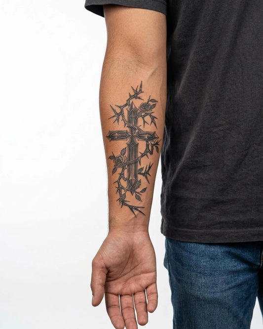 INKON Cruz con Rosas y Espinas tatuaje semi-permanente aplicado en un hombre – diseño de 4 x 7 in (10x17cm), apariencia de tinta realista, dura 10 días