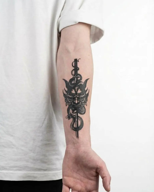 INKON Máscara Oni y Daga Serpiente tatuaje semi-permanente aplicado en un hombre – diseño de 4 x 8 in (11x21cm), apariencia de tinta realista, dura 10 días