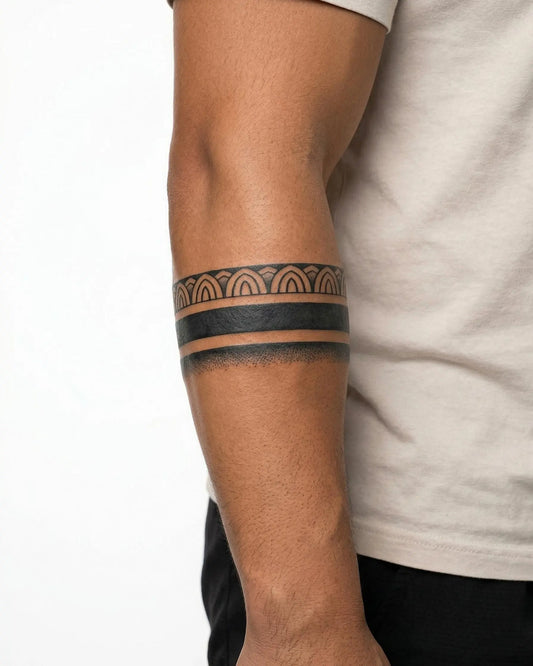 INKON Brazalete de Patrón Ondulado tatuaje semi-permanente aplicado en un hombre – diseño de 2 x 9 in (5x23cm), apariencia de tinta realista, dura 10 días