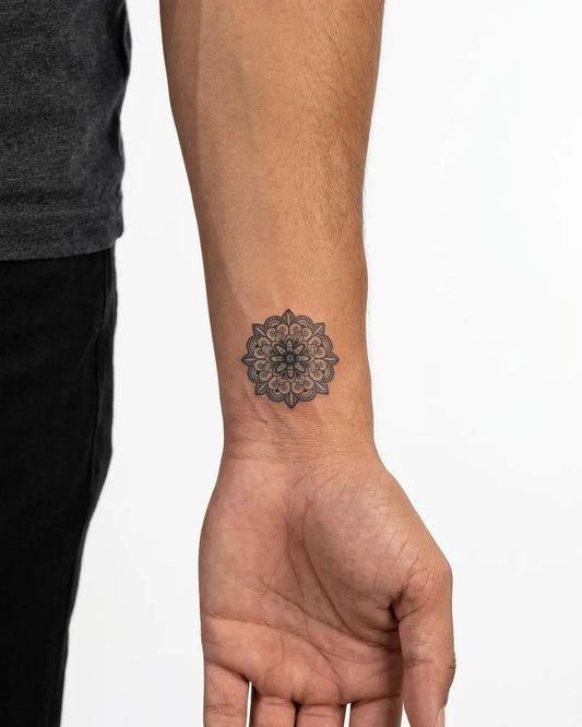 INKON Flor Mandala tatuaje semi-permanente aplicado en un hombre – diseño de 2 x 2 in (5x5cm), apariencia de tinta realista, dura 10 días