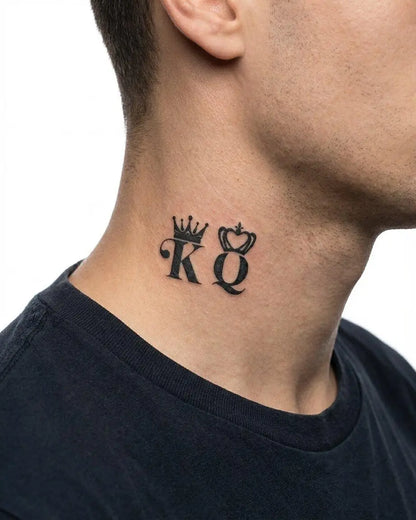 INKON Coronas de Rey y Reina tatuaje semi-permanente aplicado en un hombre – diseño de 2 x 2 in (5x5cm), apariencia de tinta realista, dura 10 días