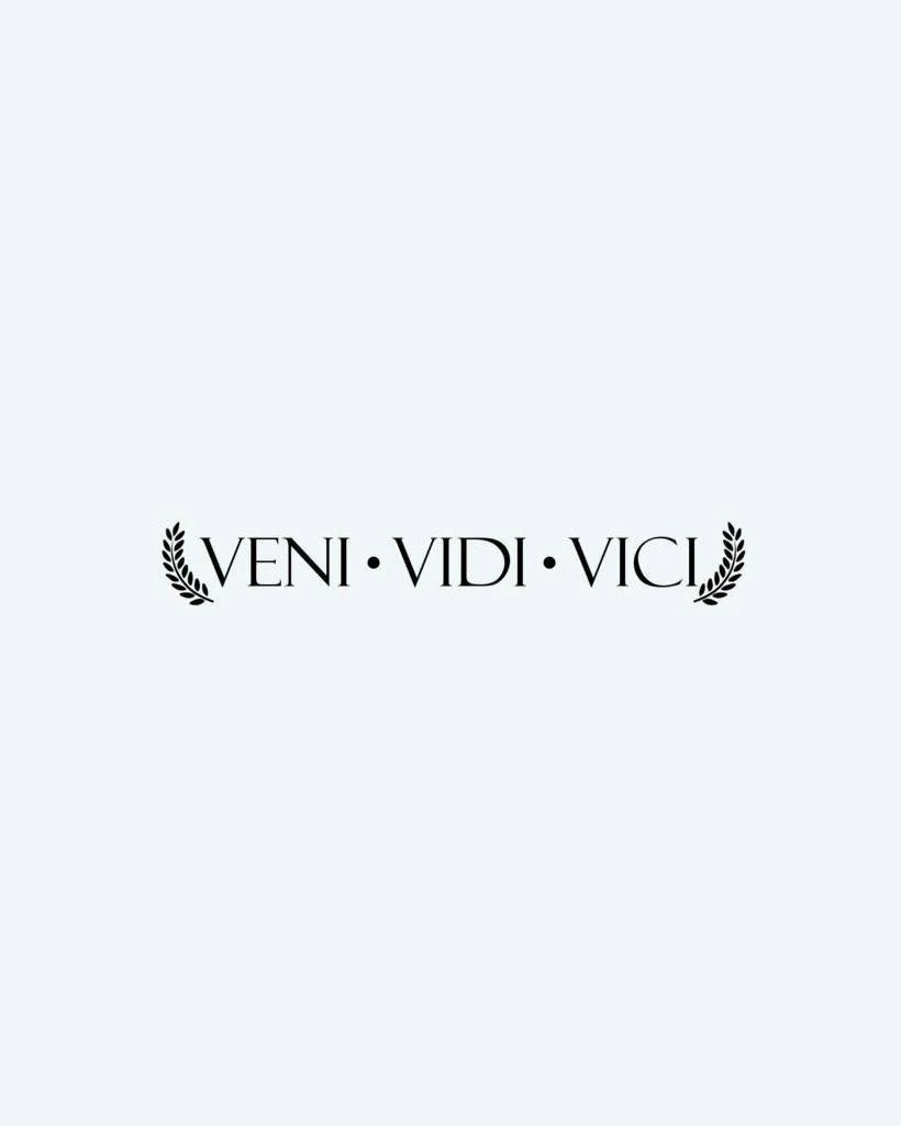 Tatuaje semi-permanente Veni Vidi Vici diseño de INKON – ilustración de latín, frase, veni, vidi, vici, 4 x 7 in (10x17cm), disponible en inkon.co