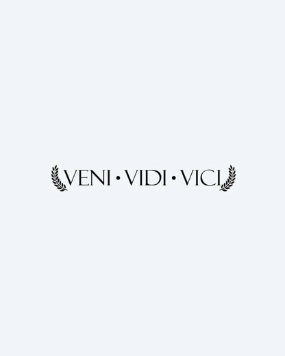 Tatuaje semi-permanente Veni Vidi Vici diseño de INKON – ilustración de latín, frase, veni, vidi, vici, 4 x 7 in (10x17cm), disponible en inkon.co