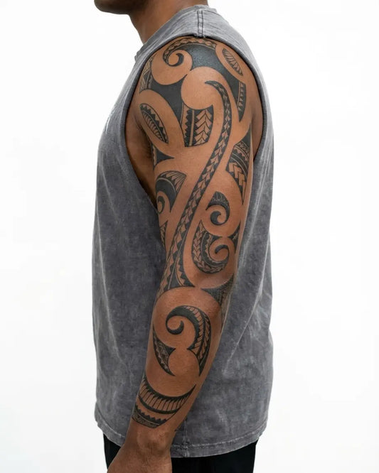 INKON Manga Maorí en Espiral tatuaje semi-permanente aplicado en un hombre – diseño de 8 x 20 in (20x50cm), apariencia de tinta realista, dura 10 días