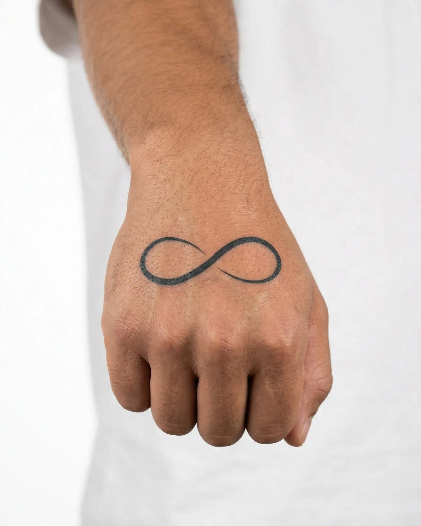 INKON Símbolo de Infinito tatuaje semi-permanente aplicado en un hombre – diseño de 2 x 2 in (5x5cm), apariencia de tinta realista, dura 10 días