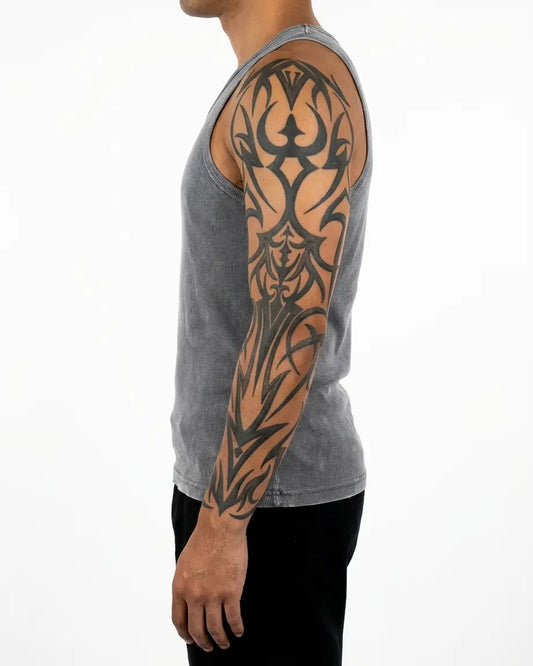 INKON Simetría Tribal Gótica tatuaje semi-permanente aplicado en un hombre – diseño de 8 x 20 in (20x50cm), apariencia de tinta realista, dura 10 días