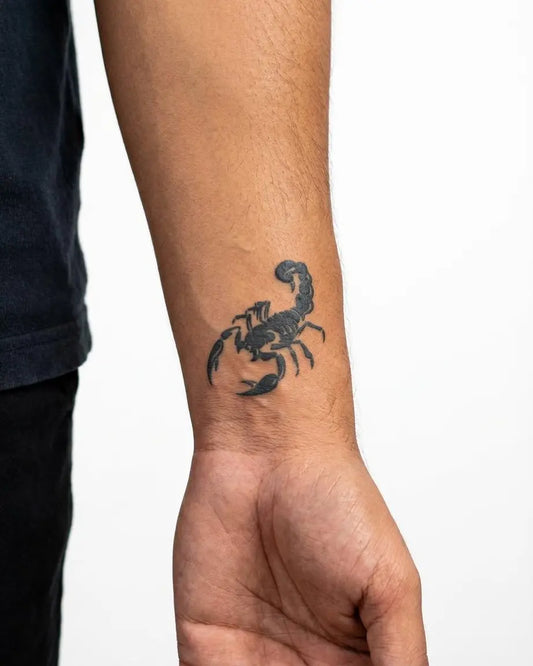 INKON Escorpión al Ataque tatuaje semi-permanente aplicado en un hombre – diseño de 2 x 2 in (5x5cm), apariencia de tinta realista, dura 10 días