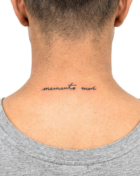 INKON Memento Mori tatuaje semi-permanente aplicado en un hombre – diseño de 3 x 4 in (6x11cm), apariencia de tinta realista, dura 10 días