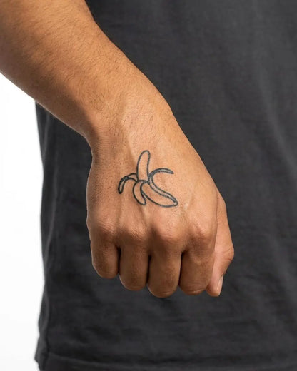 INKON Plátano Pelado tatuaje semi-permanente aplicado en un hombre – diseño de 2 x 2 in (5x5cm), apariencia de tinta realista, dura 10 días
