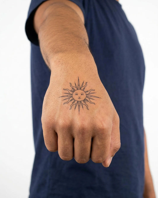 INKON Rostro del Sol Celestial 2 tatuaje semi-permanente aplicado en un hombre – diseño de 2 x 2 in (5x5cm), apariencia de tinta realista, dura 10 días