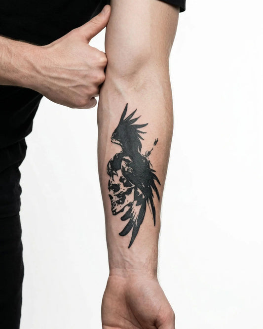 INKON Cuervo y Calavera tatuaje semi-permanente aplicado en un hombre – diseño de 4 x 7 in (10x17cm), apariencia de tinta realista, dura 10 días