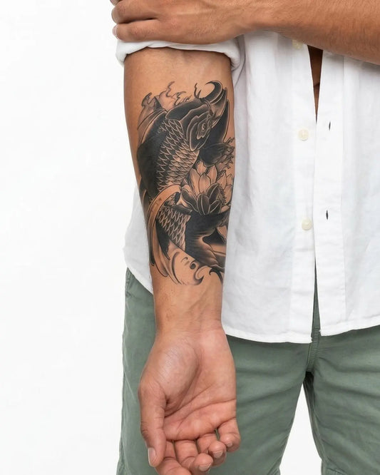 INKON Pez Koi y Loto tatuaje semi-permanente aplicado en un hombre – diseño de 4 x 7 in (10x17cm), apariencia de tinta realista, dura 10 días