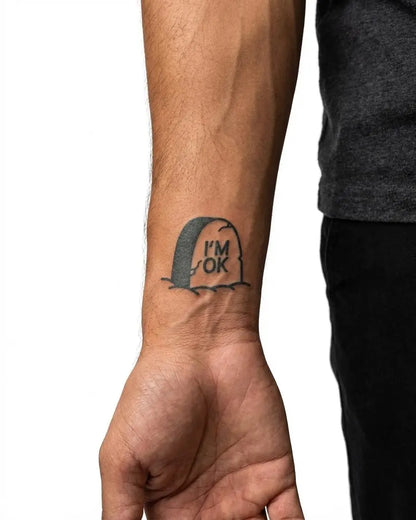 INKON Lápida I'm OK tatuaje semi-permanente aplicado en un hombre – diseño de 2 x 2 in (5x5cm), apariencia de tinta realista, dura 10 días