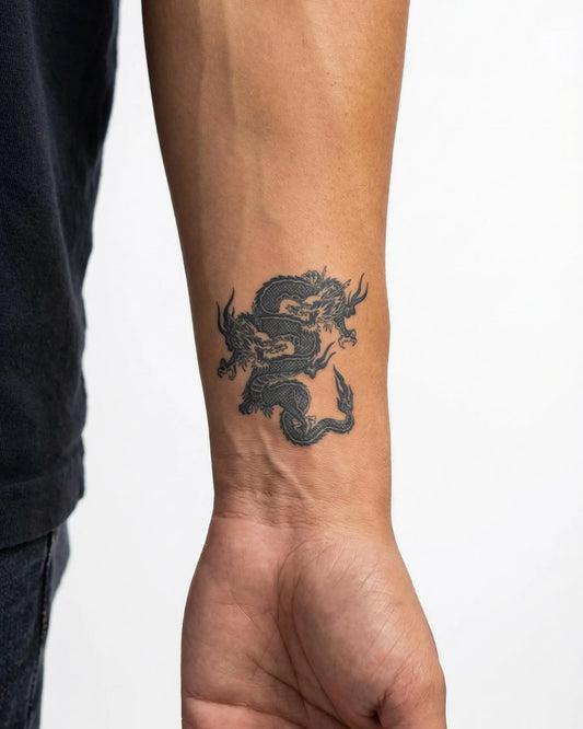 INKON Dragones Gemelos tatuaje semi-permanente aplicado en un hombre – diseño de 2 x 2 in (5x5cm), apariencia de tinta realista, dura 10 días