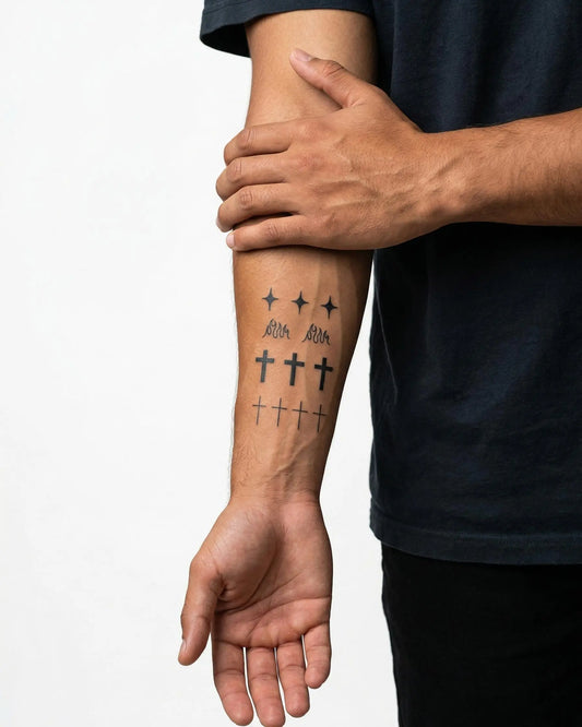 INKON Estrellas, Llamas y Cruces tatuaje semi-permanente aplicado en un hombre – diseño de 3 x 4 in (6x11cm), apariencia de tinta realista, dura 10 días