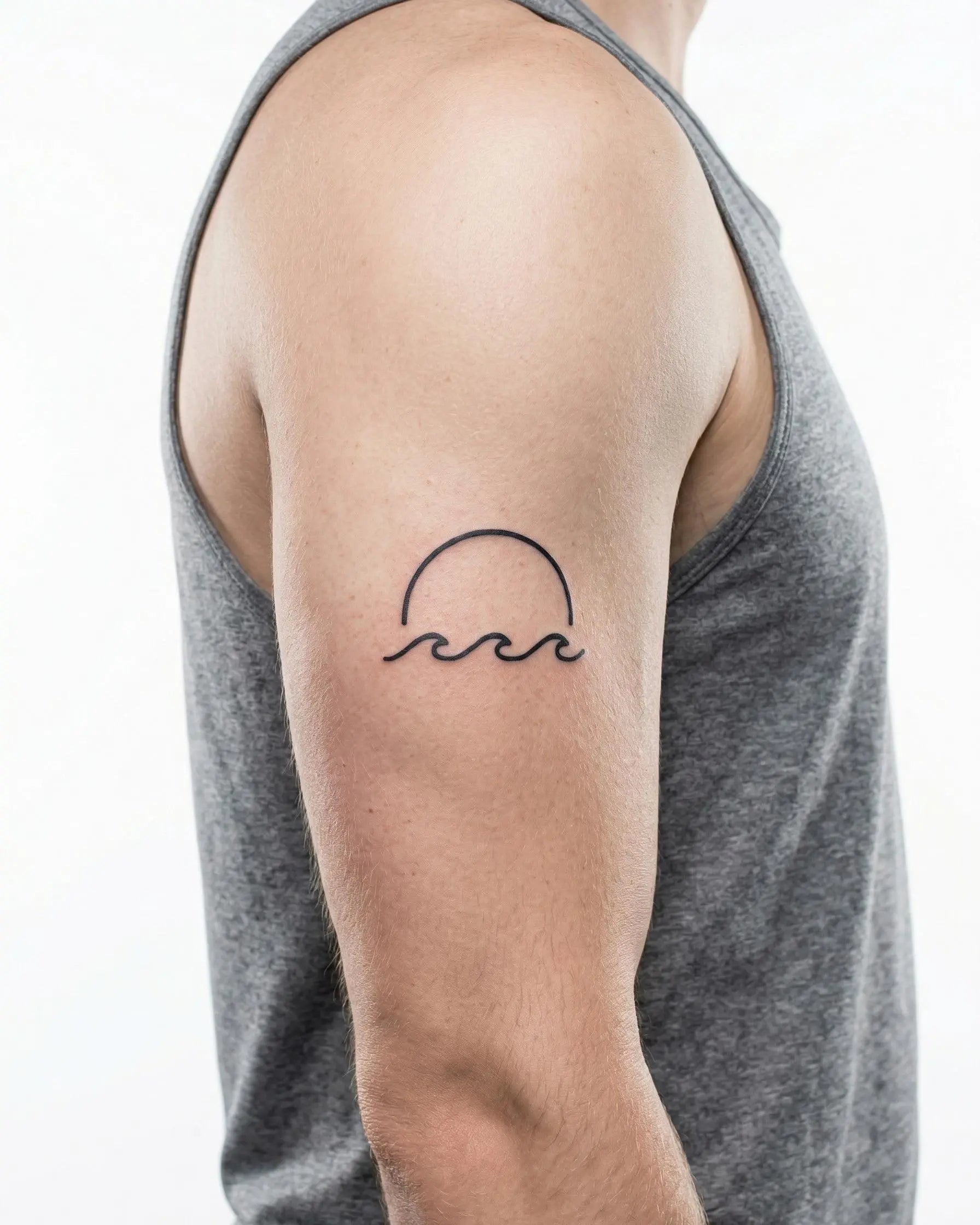 INKON Atardecer y Olas tatuaje semi-permanente aplicado en un hombre – diseño de 2 x 2 in (5x5cm), apariencia de tinta realista, dura 10 días
