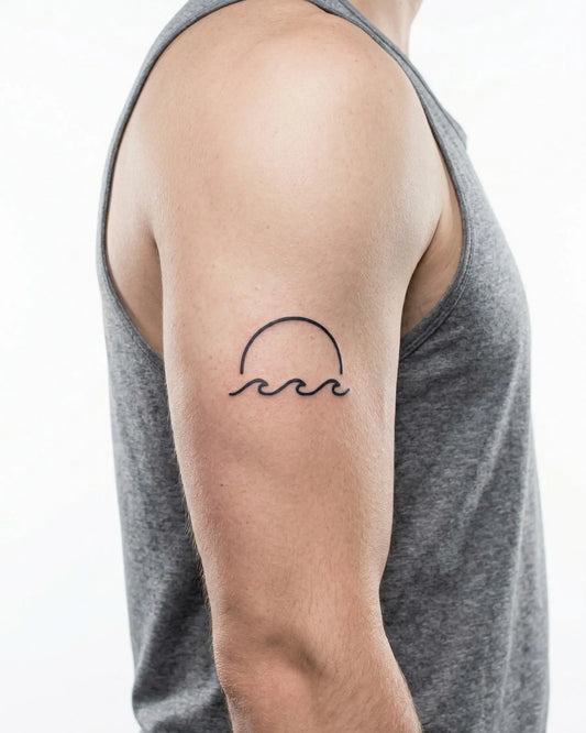 INKON Atardecer y Olas tatuaje semi-permanente aplicado en un hombre – diseño de 2 x 2 in (5x5cm), apariencia de tinta realista, dura 10 días