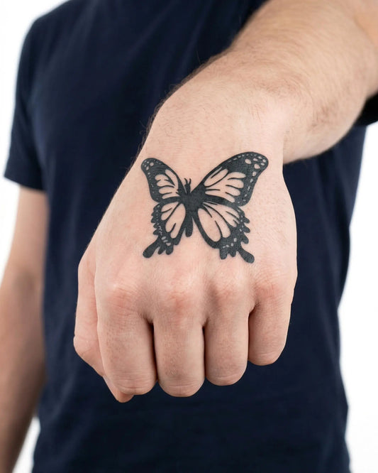 INKON Mariposa Monarca tatuaje semi-permanente aplicado en un hombre – diseño de 2 x 2 in (5x5cm), apariencia de tinta realista, dura 10 días