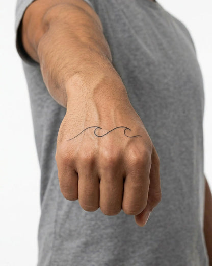 INKON Olas Suaves tatuaje semi-permanente aplicado en un hombre – diseño de 2 x 2 in (5x5cm), apariencia de tinta realista, dura 10 días