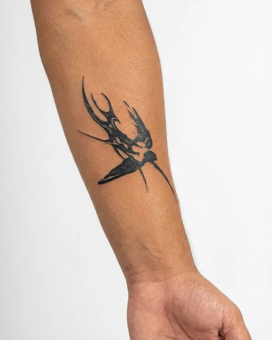 INKON Golondrina Tribal tatuaje semi-permanente aplicado en un hombre – diseño de 3 x 4 in (7x10cm), apariencia de tinta realista, dura 10 días