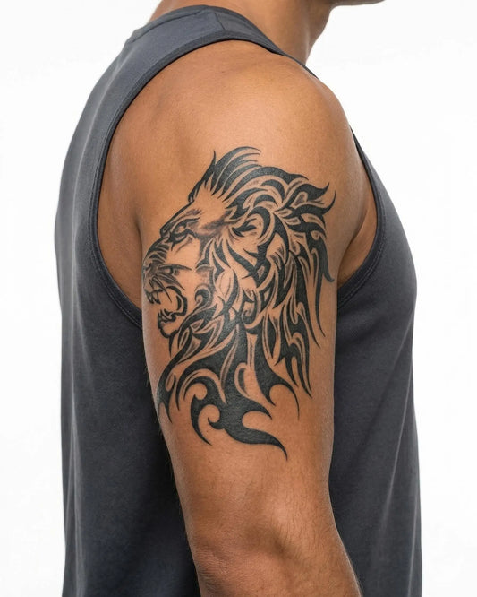 INKON Perfil de León Tribal tatuaje semi-permanente aplicado en un hombre – diseño de 4 x 7 in (10x17cm), apariencia de tinta realista, dura 10 días