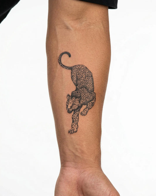 INKON Leopardo al Acecho tatuaje semi-permanente aplicado en un hombre – diseño de 4 x 4 in (9x9cm), apariencia de tinta realista, dura 10 días