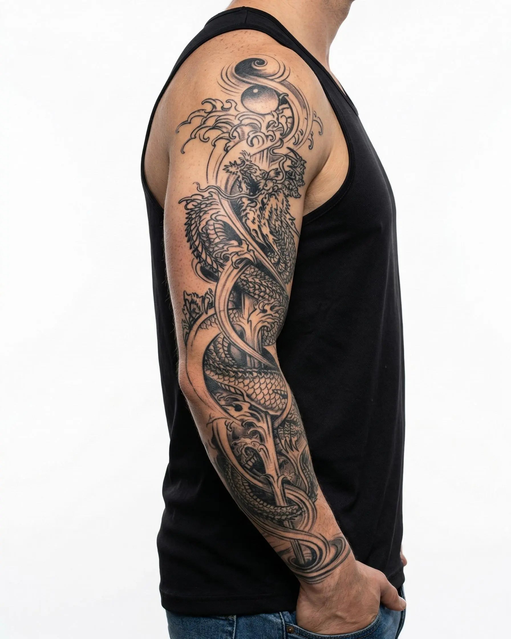 INKON Dragones Gemelos y Yin Yang tatuaje semi-permanente aplicado en un hombre – diseño de 8 x 20 in (20x50cm), apariencia de tinta realista, dura 10 días