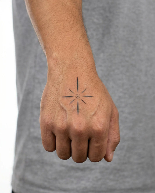 INKON Estrella Brillante tatuaje semi-permanente aplicado en un hombre – diseño de 2 x 2 in (5x5cm), apariencia de tinta realista, dura 10 días
