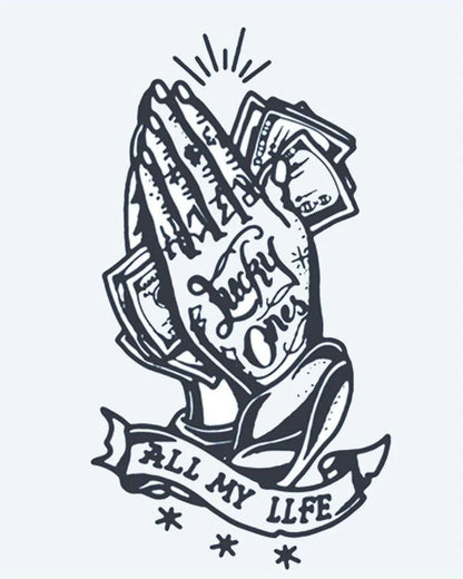 Tatuaje semi-permanente Lucky Ones Manos en Oración diseño de INKON – ilustración de orando, manos, sosteniendo, dinero, lettering, 4 x 7 in (10x17cm), disponible en inkon.co