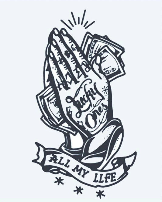 Tatuaje semi-permanente Lucky Ones Manos en Oración diseño de INKON – ilustración de orando, manos, sosteniendo, dinero, lettering, 4 x 7 in (10x17cm), disponible en inkon.co
