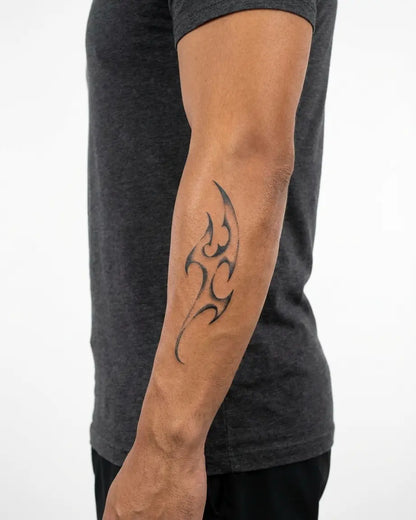INKON Llama Neo-Tribal tatuaje semi-permanente aplicado en un hombre – diseño de 4 x 7 in (10x17cm), apariencia de tinta realista, dura 10 días