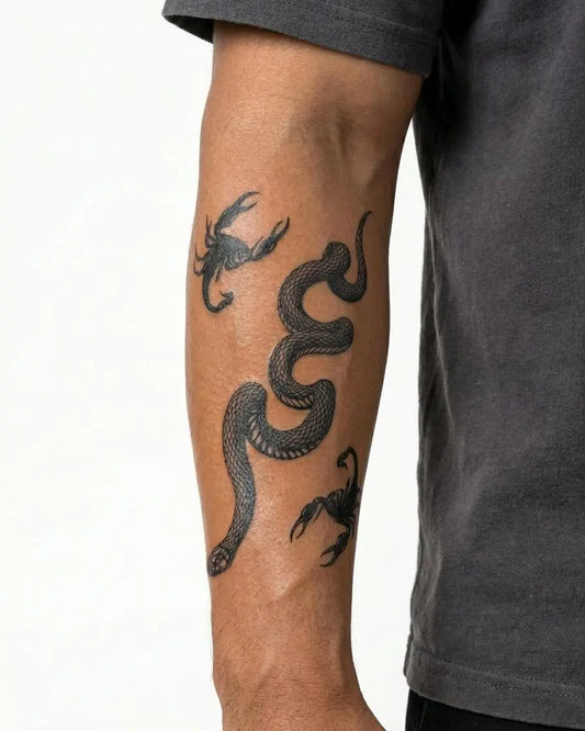 INKON Serpiente y Escorpiones tatuaje semi-permanente aplicado en un hombre – diseño de 4 x 7 in (10x17cm), apariencia de tinta realista, dura 10 días