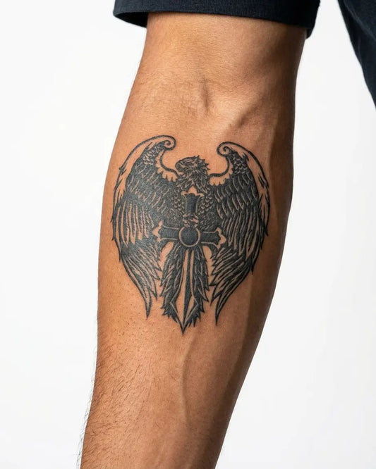 INKON Águila y Cruz tatuaje semi-permanente aplicado en un hombre – diseño de 3 x 4 in (7x10cm), apariencia de tinta realista, dura 10 días