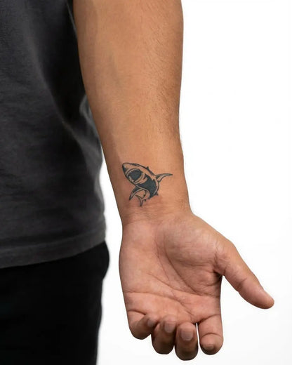 INKON Gran Tiburón Blanco tatuaje semi-permanente aplicado en un hombre – diseño de 2 x 2 in (5x5cm), apariencia de tinta realista, dura 10 días