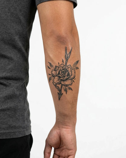 INKON Rosa y Flecha tatuaje semi-permanente aplicado en un hombre – diseño de 3 x 4 in (7x10cm), apariencia de tinta realista, dura 10 días