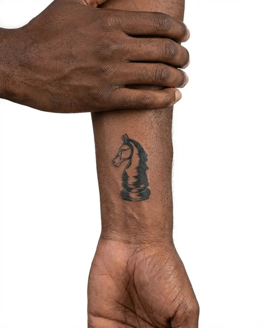 INKON Caballo de Ajedrez Grabado tatuaje semi-permanente aplicado en un hombre – diseño de 2 x 2 in (5x5cm), apariencia de tinta realista, dura 10 días