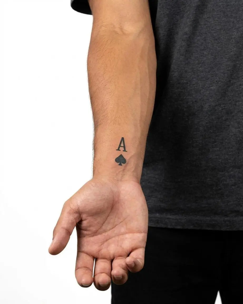 INKON As de Espadas tatuaje semi-permanente aplicado en un hombre – diseño de 2 x 2 in (5x5cm), apariencia de tinta realista, dura 10 días