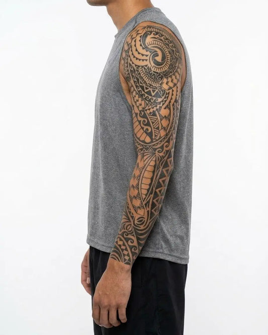 INKON Tribal Polinesio tatuaje semi-permanente aplicado en un hombre – diseño de 8 x 20 in (20x50cm), apariencia de tinta realista, dura 10 días