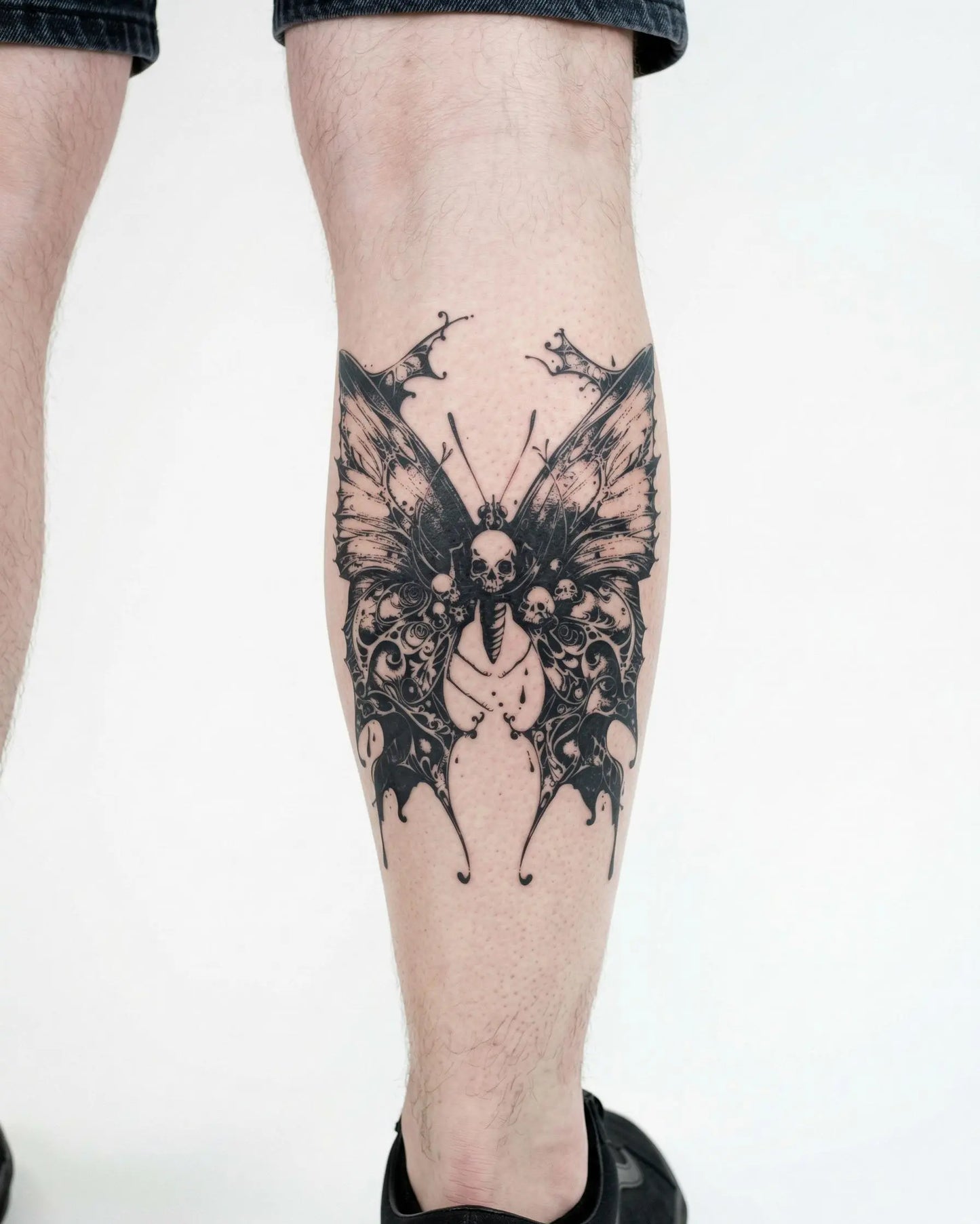 INKON Mariposa Calavera tatuaje semi-permanente aplicado en un hombre – diseño de 4 x 7 in (10x17cm), apariencia de tinta realista, dura 10 días