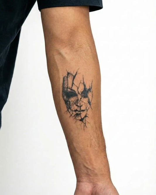 INKON Cara Agrietada tatuaje semi-permanente aplicado en un hombre – diseño de 3 x 4 in (7x10cm), apariencia de tinta realista, dura 10 días