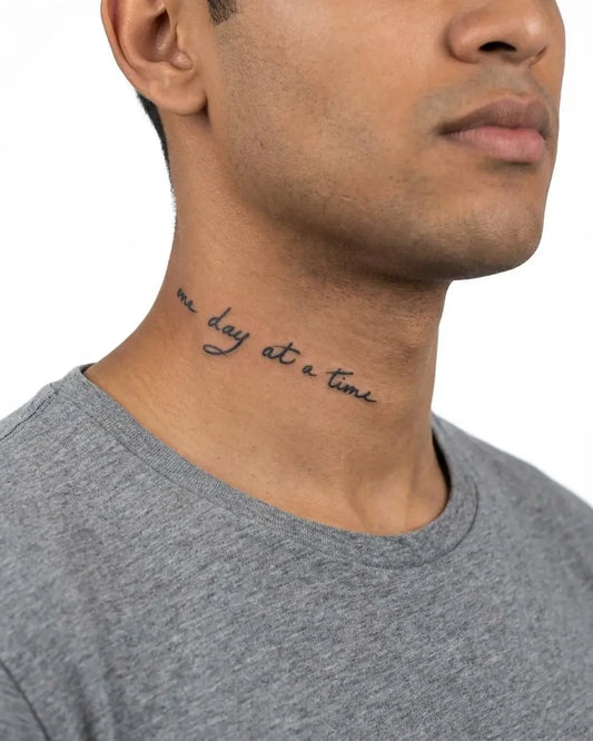INKON Un Día a la Vez tatuaje semi-permanente aplicado en un hombre – diseño de 3 x 4 in (6x11cm), apariencia de tinta realista, dura 10 días