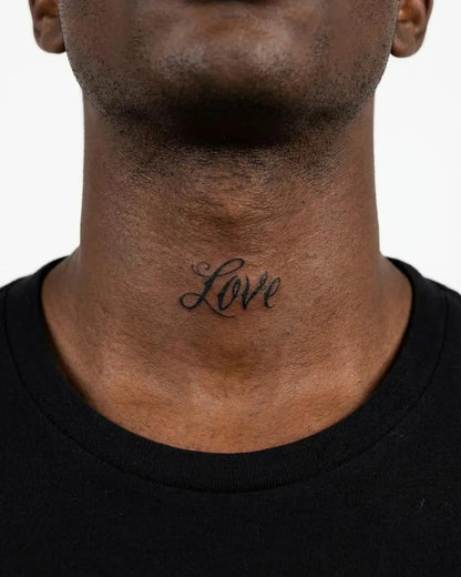 INKON Love Script tatuaje semi-permanente aplicado en un hombre – diseño de 2 x 2 in (5x5cm), apariencia de tinta realista, dura 10 días
