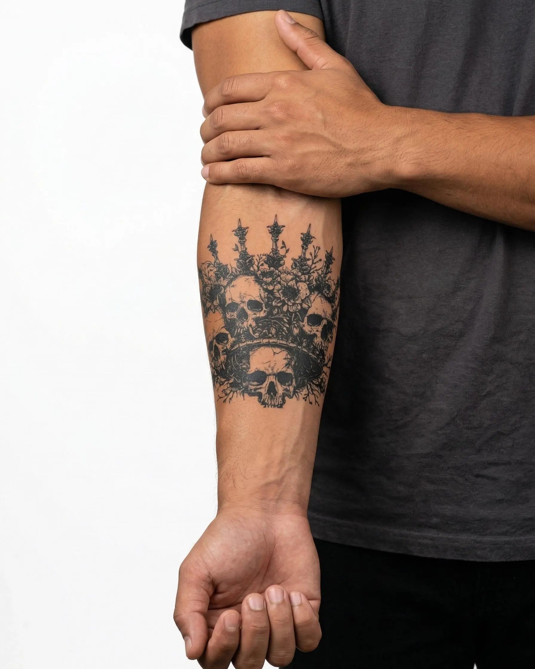 INKON Corona de Calaveras tatuaje semi-permanente aplicado en un hombre – diseño de 4 x 4 in (9x9cm), apariencia de tinta realista, dura 10 días