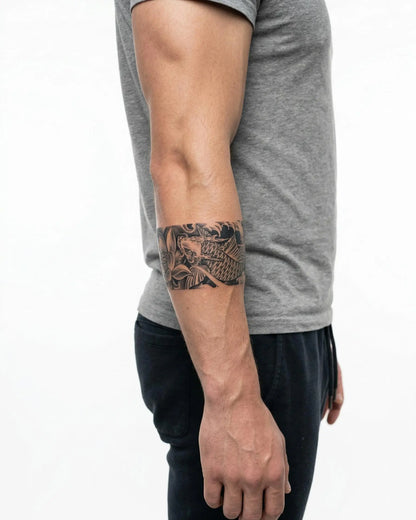 INKON Pez Koi y Loto en Olas tatuaje semi-permanente aplicado en un hombre – diseño de 2 x 9 in (5x23cm), apariencia de tinta realista, dura 10 días