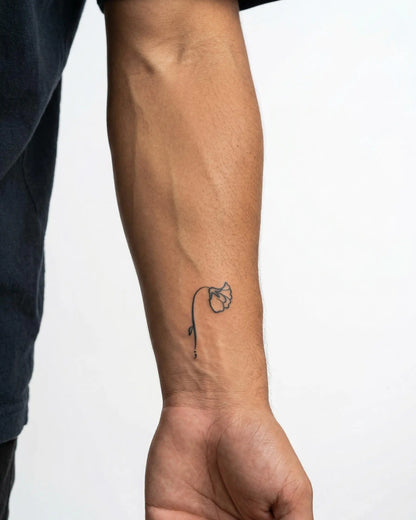 INKON Flor con Punto y Coma tatuaje semi-permanente aplicado en un hombre – diseño de 2 x 2 in (5x5cm), apariencia de tinta realista, dura 10 días